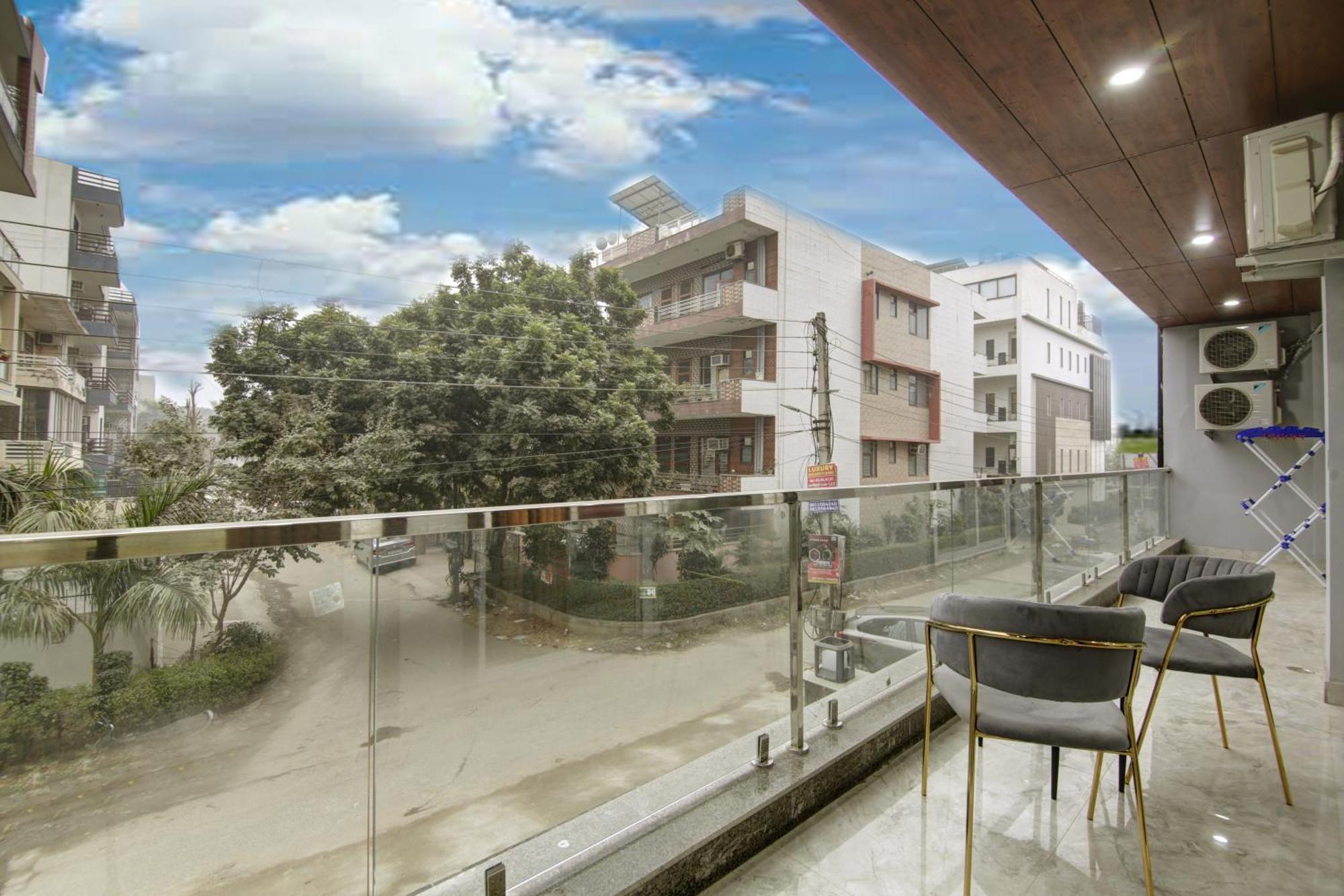 Limewood Stay - Millennium Huda City Center Gurgaon Bagian luar foto