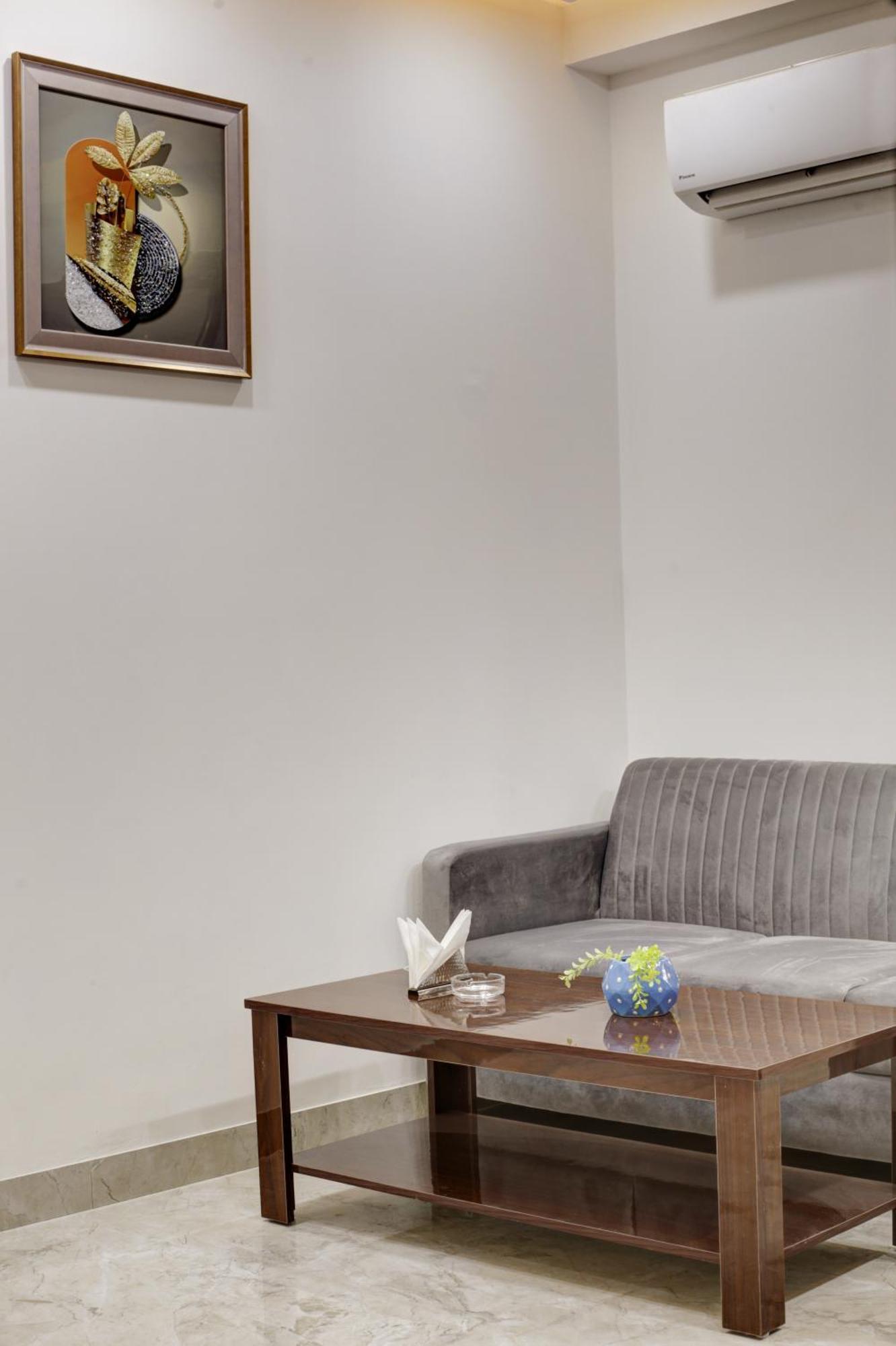 Limewood Stay - Millennium Huda City Center Gurgaon Bagian luar foto