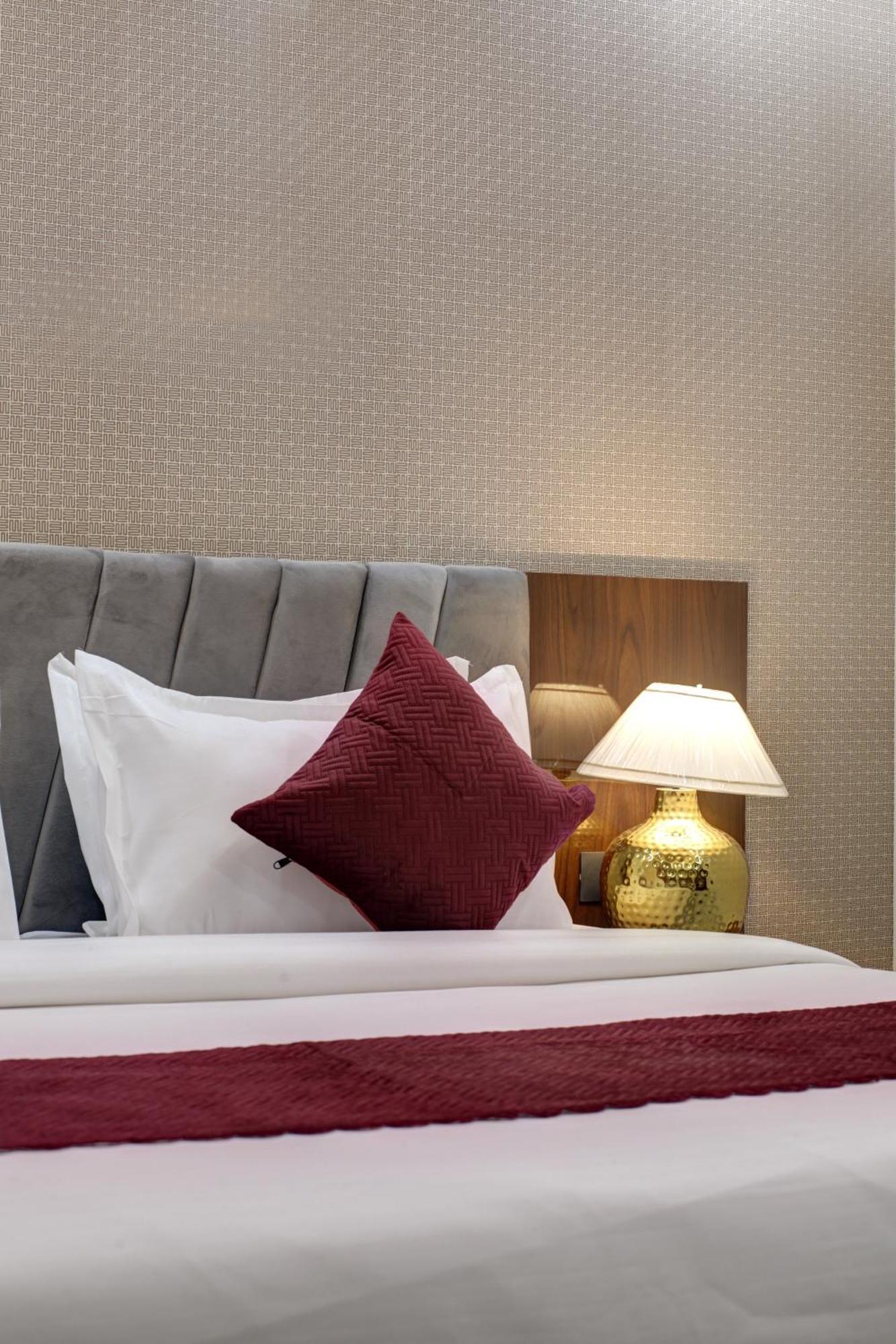 Limewood Stay - Millennium Huda City Center Gurgaon Bagian luar foto